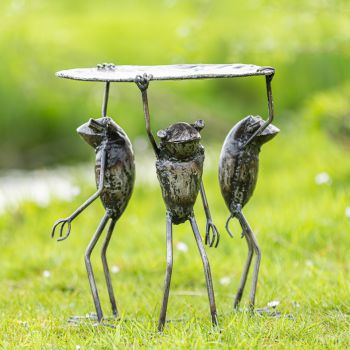 Metalen tuinbeeld van een kikker tafel, gemaakt door een Afrikaanse kunstenaar. 